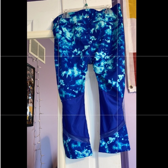 Blue Pattern Athletic Cropped Leggings - Picture 2 of 6
